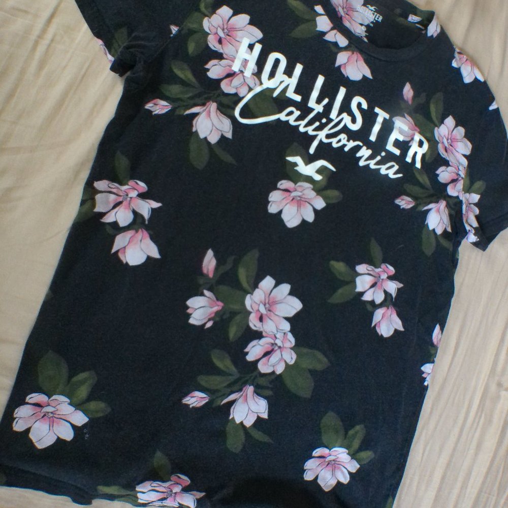 Hollister 'California' Magnolia Flower T-Shirt